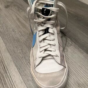 Nike Blazer mid ‘77 SE GS’ Dance White University Blue sneakers